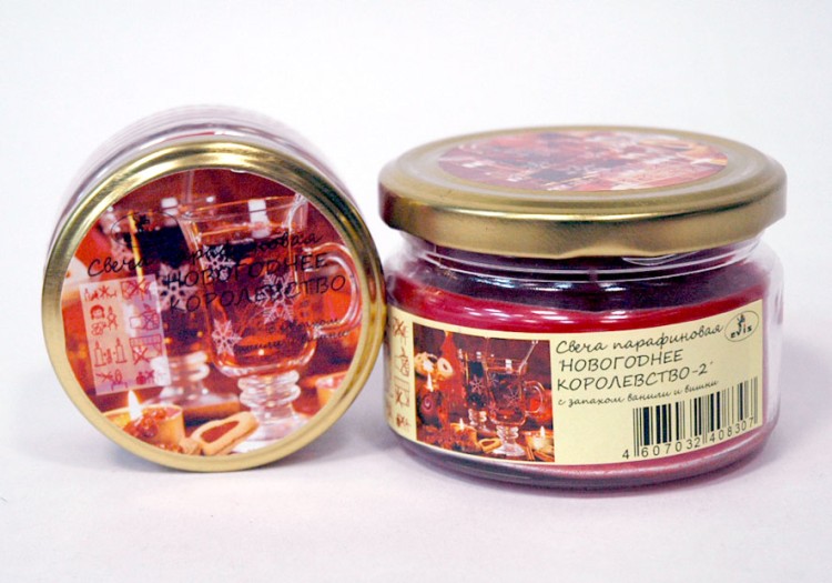 24004504030813 НОВОГОДНЕЕ КОРОЛЕВСТВО Свеча парафиновая в баночке с ароматом вишни и ванили большая